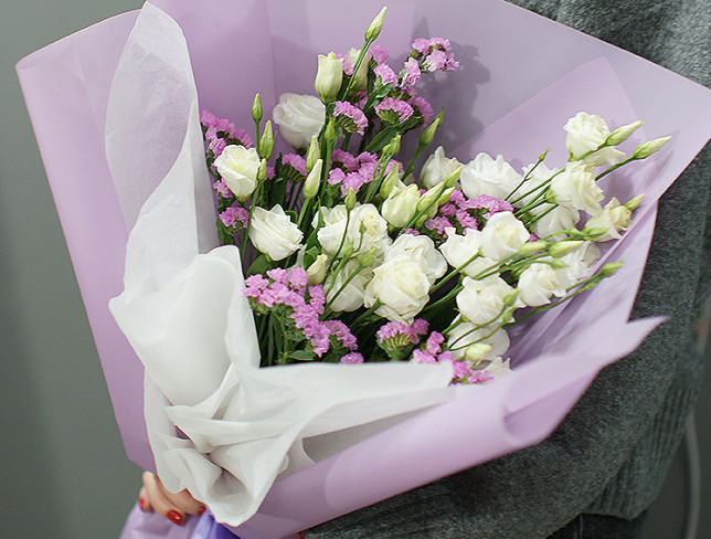 Bouquet of white eustomas and statice photo